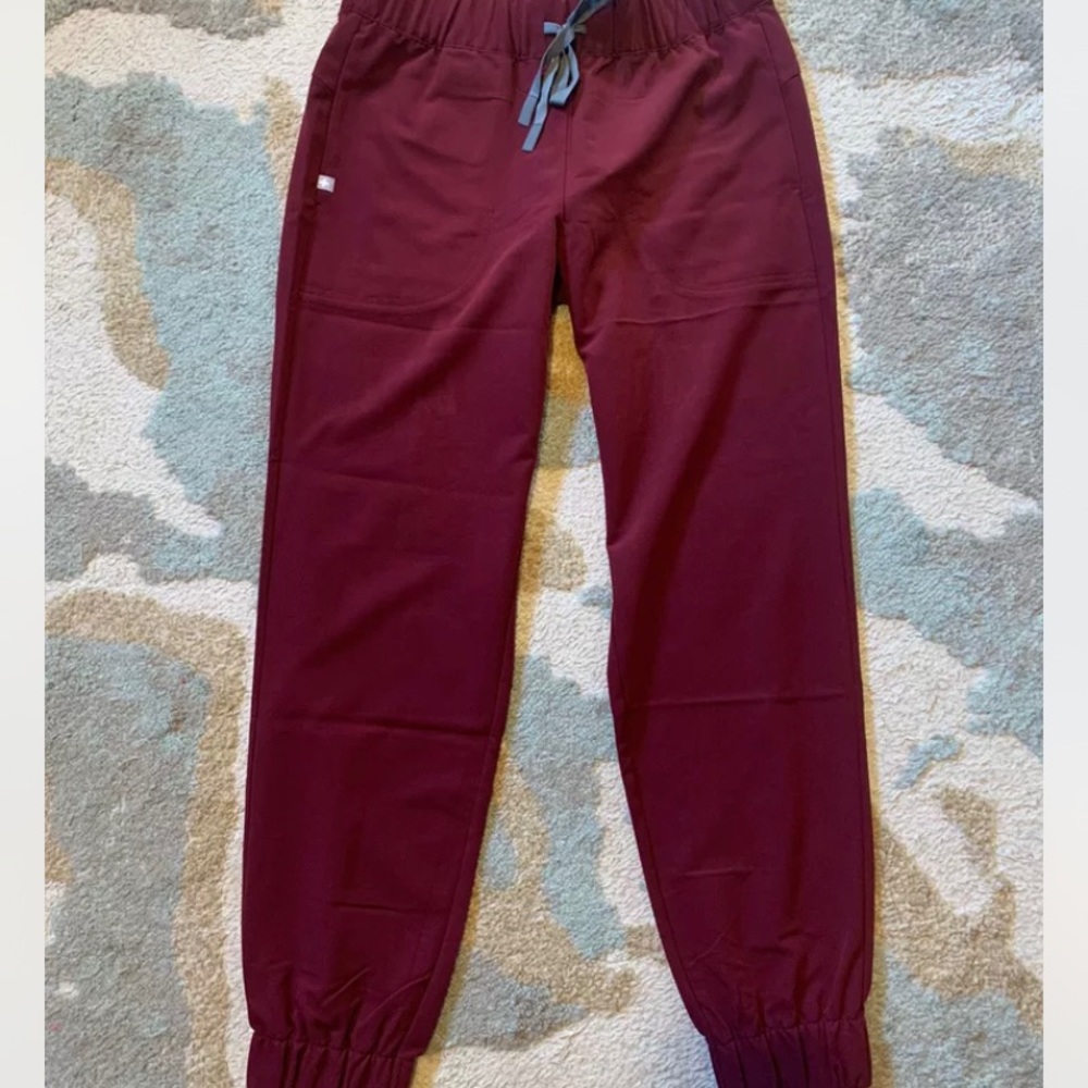 FIGS MAROON 3 piece scrub set- top, Kade bottoms, jogger pants